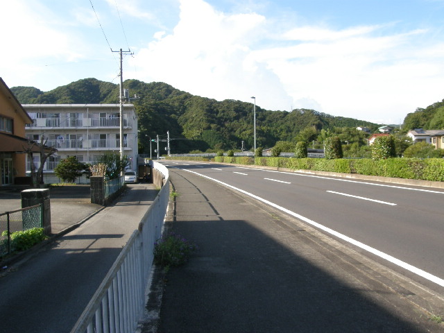 ɓ sY 8
